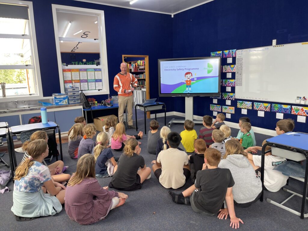 Line Mechanic Team Leader, Tony Gannon presenting to Rangitoto School, the first King Country kura to pick up the Bright Sparks programme.
