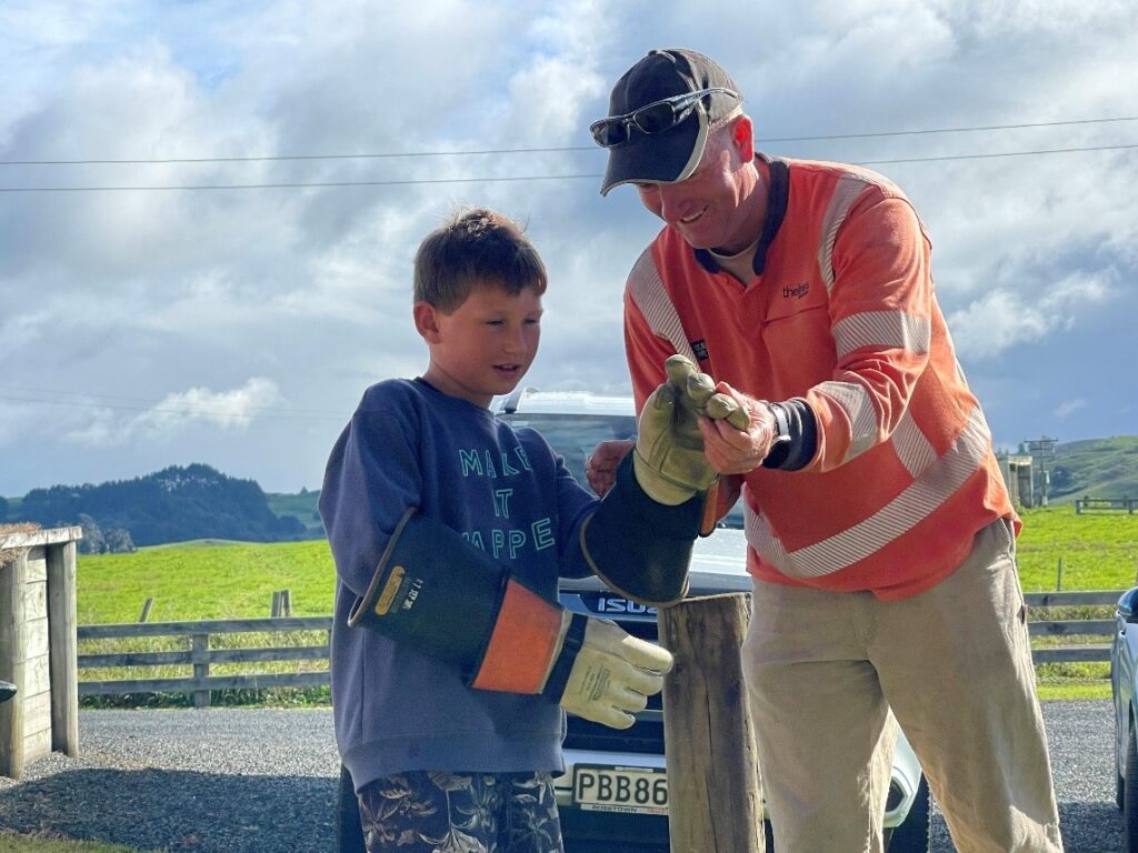 Tony Gannon provides a Rangitoto School student with a ‘hands-on’ look at a pair of insulated line mechanic gloves.